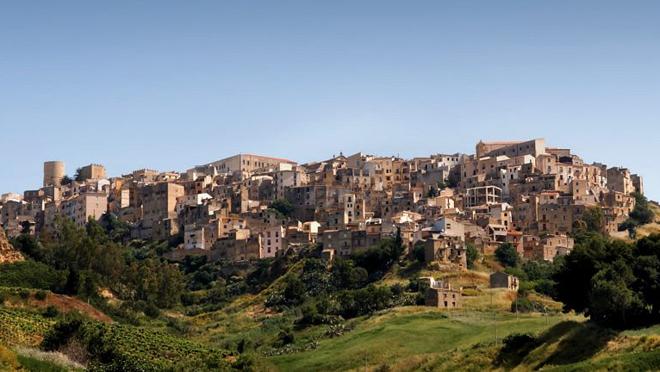 El pueblo está situado a los pies de una montaña