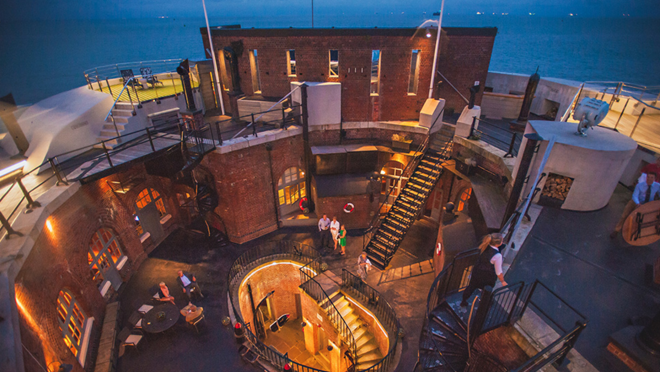 Este fuerte incluye sauna, bodega y sala de juegos