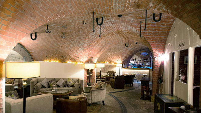 Cuenta con hasta tres zonas de restaurante y un comedor con capacidad para 60 personas