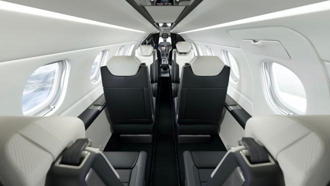 Interior del jet privado Phenom 300E