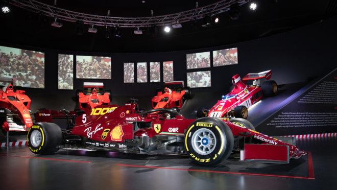 El Ferrari en cuestión está pintado en borgoña como el 125S