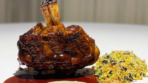 Jarrete asado 48 horas con Kare japonés, puré de patatas al estilo Robuchon con sichimi togarashi y cous cous de trompetas y verduritas a la brasa