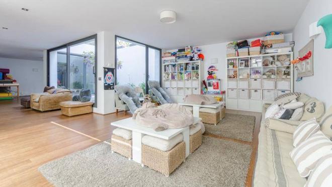 No falta una sala de juegos para los pequeños