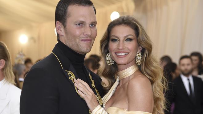 Tom Brady de Versace con traje y cuello alto en la gala MET 2018