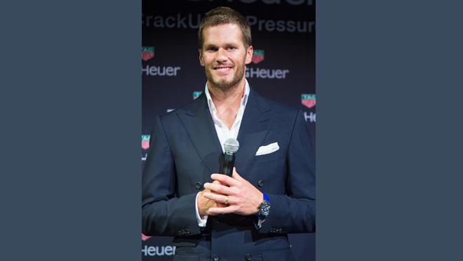 Tom Brady con traje de doble botonadura y sin corbata