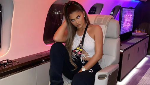 Kylie Jenner en su jet privado totalmente personalizado