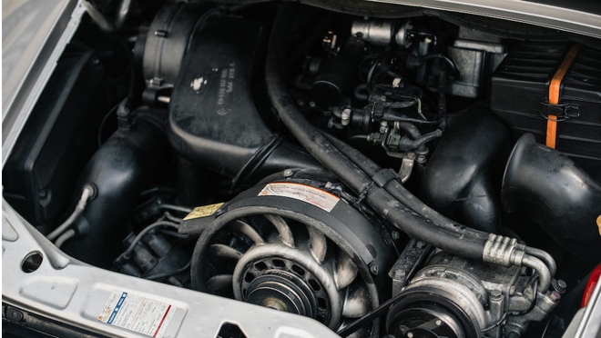 El vehículo cuenta con un motor de seis cilindros y 3.6 litros