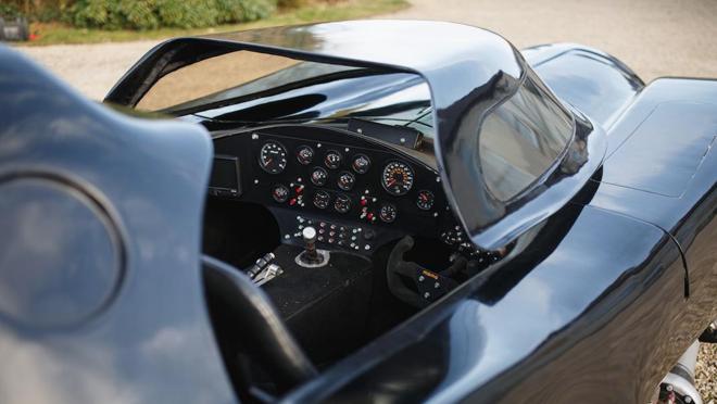 Bajo la carrocería hay un motor V8 de origen Chevrolet que brinda 380 CV