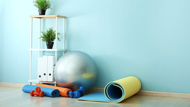 Esterillas, mancuernas y fitball son algunos de los elementos básicos para crear nuestro gimnasio en casa