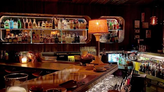 Cuenta con reservados y una pista de baile