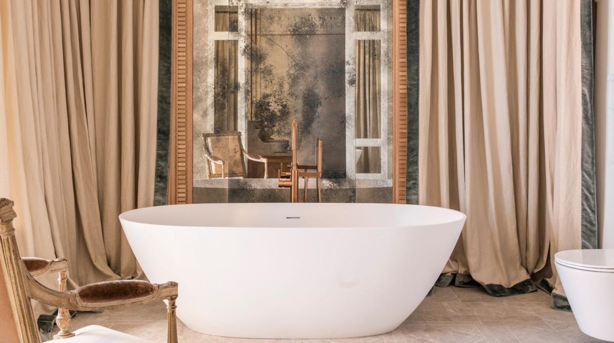 Uno de los espacios de Strohm Teka en Casa Decor 2021 con la bañera exenta en mineral solid de la colección Sense con grifería Alaior