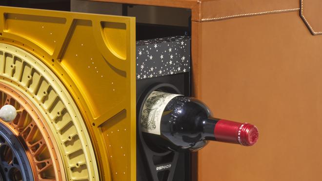 Las botellas vienen escondidas detrás de un sistema solar inspirado en Julio Verne