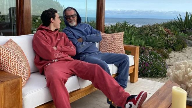 El chándal que ha unido a Pierce Brosnan y su hijo con el cantante Drake