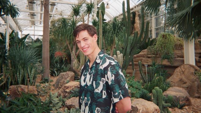 Las camisas estampadas son las más complejas de llevar