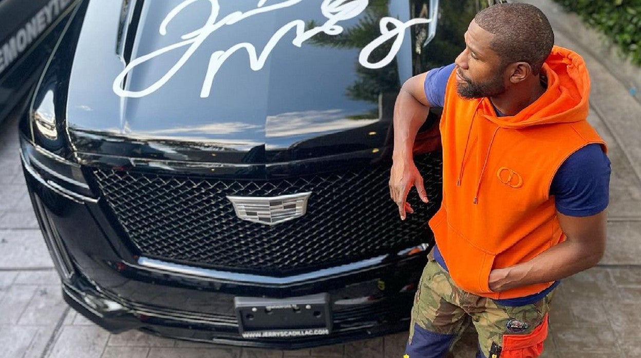 Floyd Mayweather derrocha un millón de dólares en vehículos de lujo