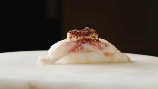 Nigiri de lubina con beurre blanc y cecina , nigiri de calamar , aceite de albahaca shichimi, y gelee de ponzu