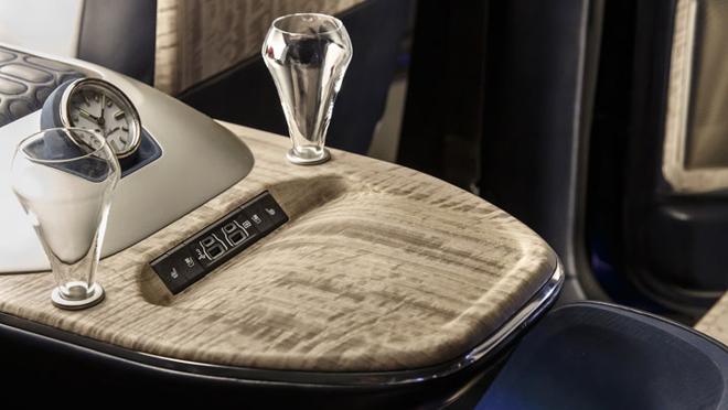 Destaca su reloj hecho a mano que incorpora oro y paladio