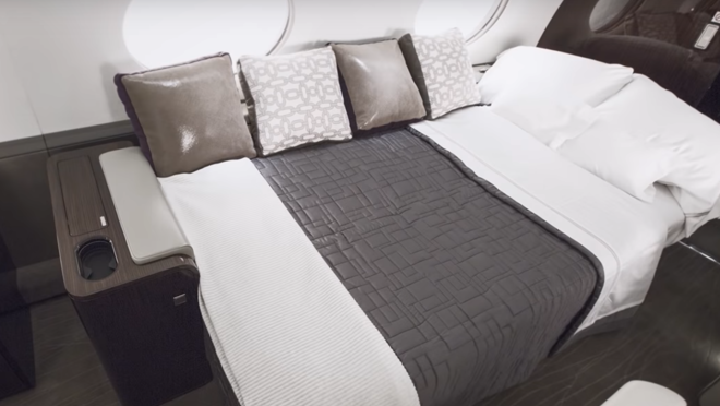 Los sofás se convierten en cama para mayor comodidad de los pasajeros