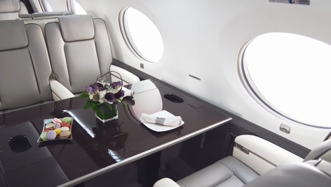 El interior se divide hasta en cuatro zonas para comer, relajarse, entretenerse y trabajar