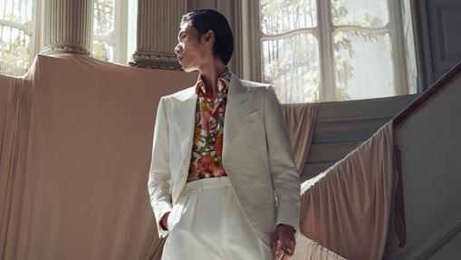 El traje blanco merece un hueco en u armario estival