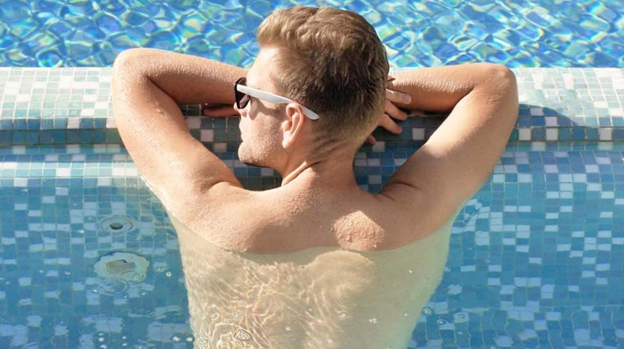 Evita las quemaduras del sol usando protección solar alta y de amplio espectro de forma generosa en todas las zonas del cuerpo y el rostro, incluso cuando estés en el agua.