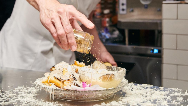 Estas patatas fritas están condimentadas con oro comestible de 23 quilates