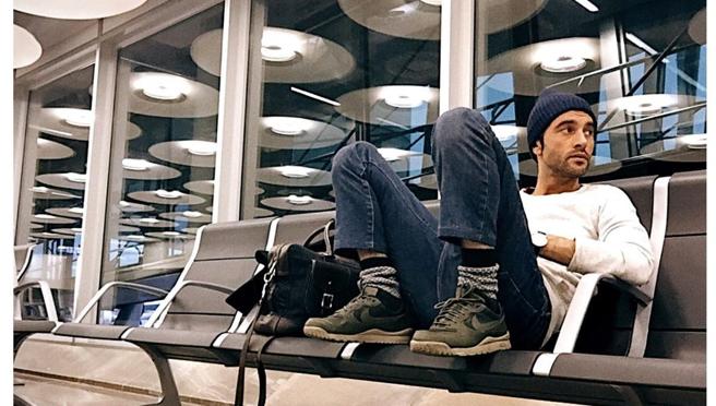 Javier Rey con gorro de lana, camiseta básica, vaqueros y zapatillas