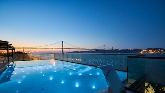 Vistas al Puente 25 de abril desde la zona de la piscina