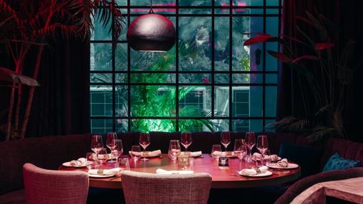 Una de las mesas interiores de Vudú Marbella