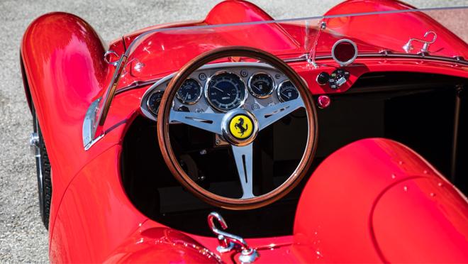 El interior viene con diales clásicos, pero también con indicadores modernos del estado de la batería