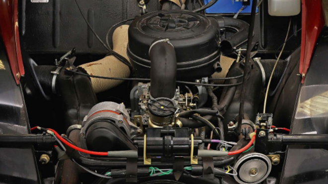 Este modelo viene con un motor de dos cilindros opuestos refrigerado por aire