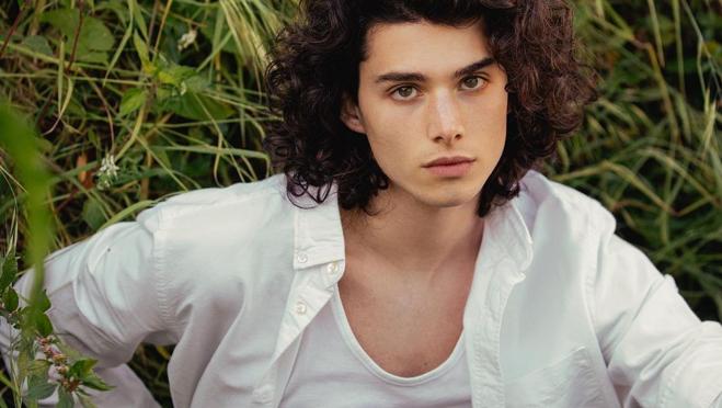 Camisa y camiseta siempre es buena combinación