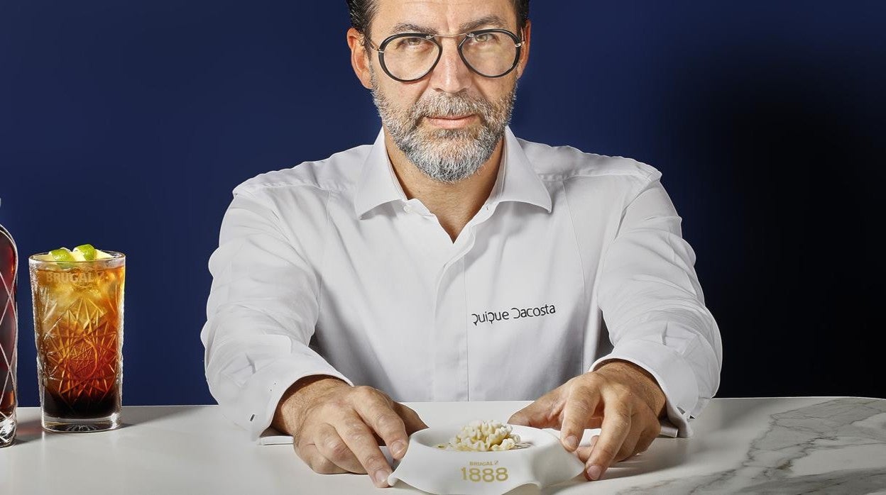 El cocinero Quique Dacosta trabajando para la iniciativa 'Brugal 1988: el ron gastronómico'