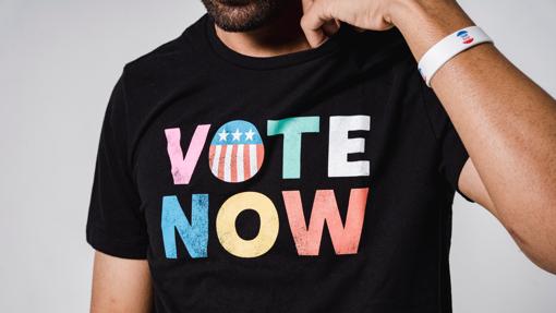 Las camisetas con mensaje pueden generar controversia en el trabajo