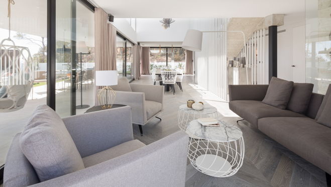 La decoración destaca por sus tonos neutros que aportan calidez a los espacios