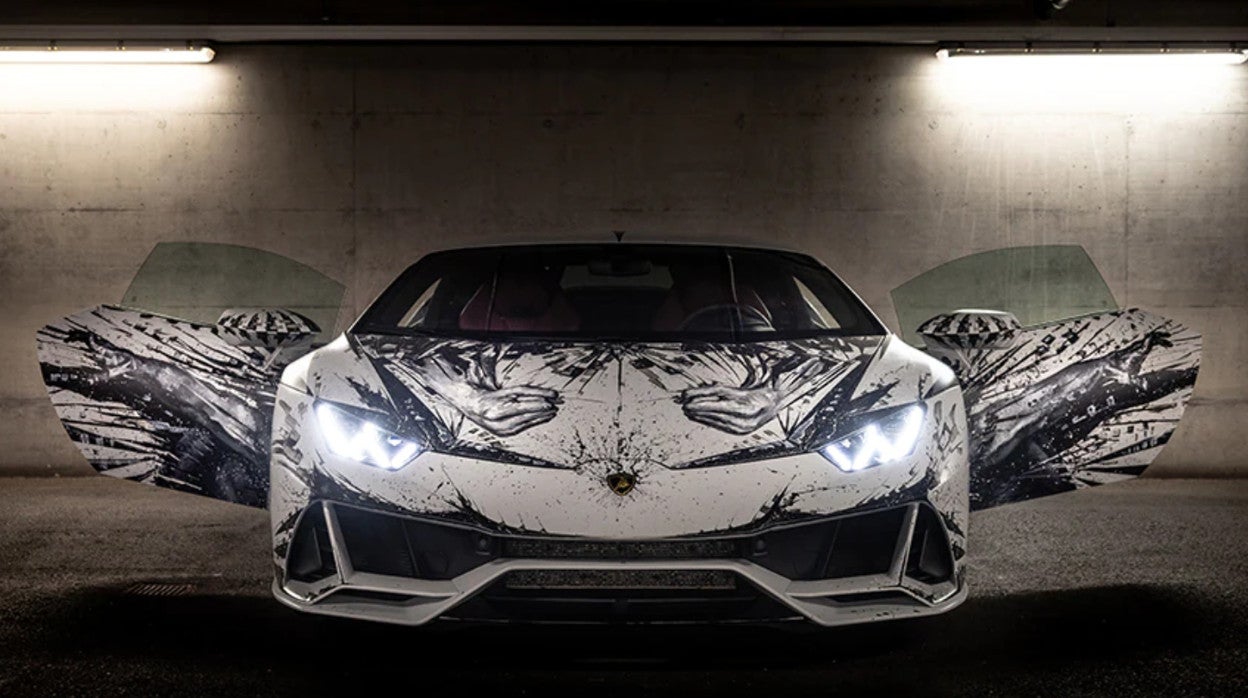 Paolo Troilo pinta con los dedos un Lamborghini Huracan Evo