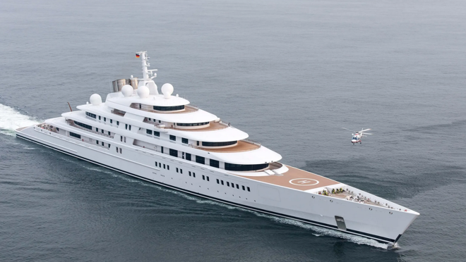 Imagen del superyate Azzam con 180 metros de eslora