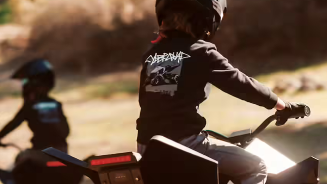 Este vehículo es capaz de soportar hasta 70 kilos y brinda una autonomía de 24 kilómetros