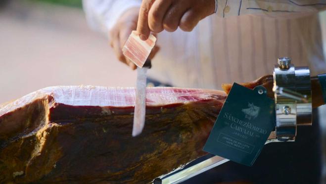 Aprender a cortar jamón con un experto y en casa