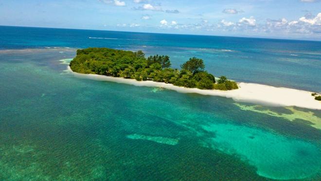 La isla se encuentra entre aguas cristalinas
