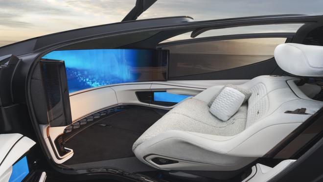 Dentro del habitáculo hay una pantalla LED SMD panorámica