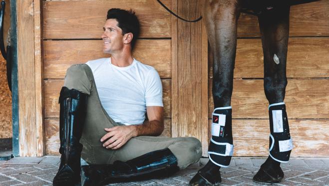 Nic Roldán posa junto a un caballo