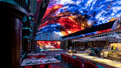 Vista de la cúpula de Quintoelemento iluminada