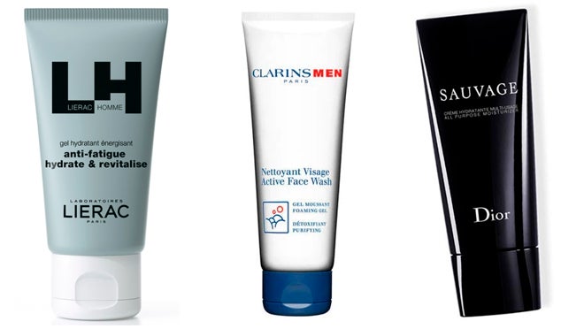 De izquierda a derecha: Gel hidratante energizante y antifatiga 3 en 1 de Lierac Homme (19,90 €); Limpiador Facial de Clarins Men (33 €); Crema hidratante multiusos Sauvage de Dior (35,95 €, en Druni).