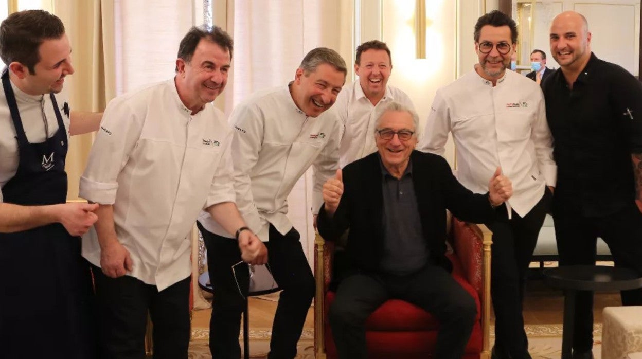 Robert de Niro junto a los cinco chefs en la Suite Real del Mandarin Oriental Ritz