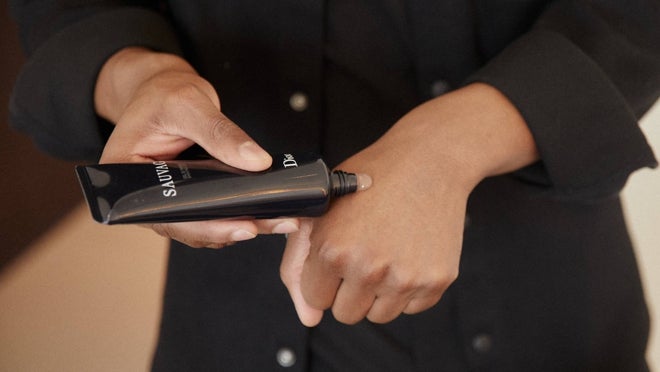 Preparar la piel antes del afeitado es esencial para un acabado perfecto y para ello Sauvage Dior ofrece un gel de afeitado con una textura traslúcida que permite una mayor precisión.