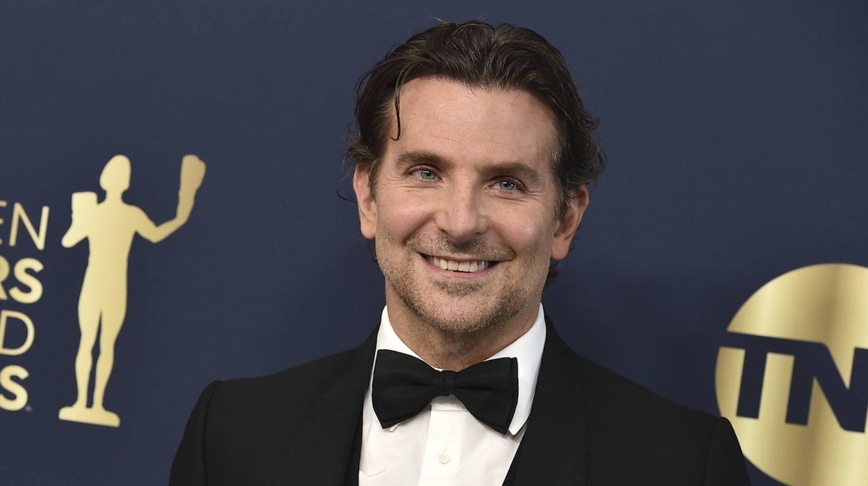 Bradley Cooper es uno de los famosos que podría haberse sometido a una rinoplastia.