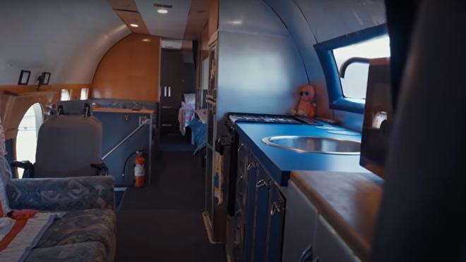 En el interior también se han aprovechado los detalles del avión