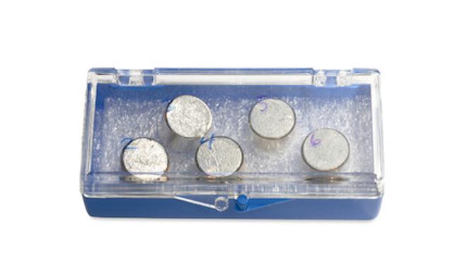 Piezas de metal con polvo lunar encima