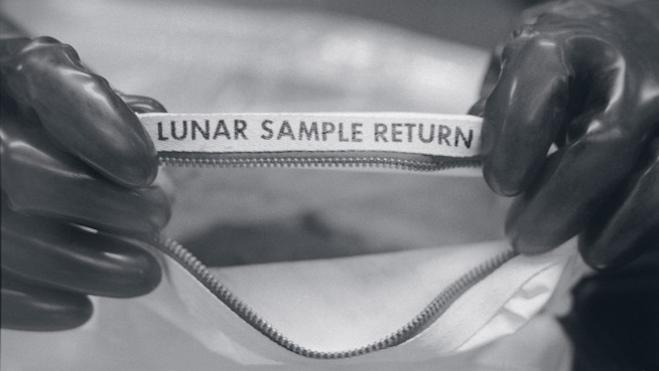 Imagen de la bolsa que contenía el polvo lunar